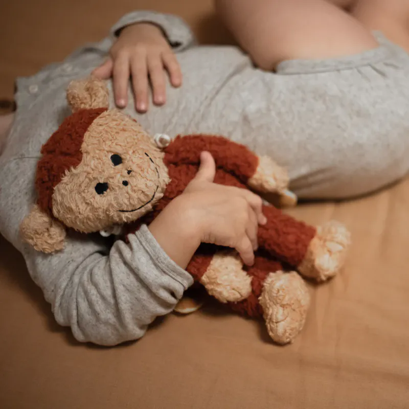 Sleeping Hero Kosebamse med Kappe i Naturmaterialer -  Ape 26 cm.