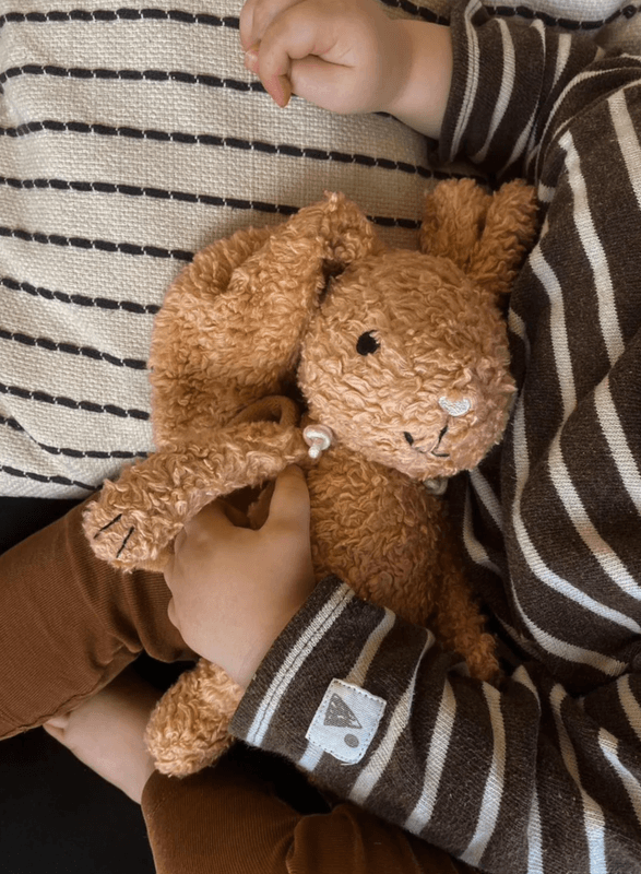 Sleeping Hero Kosebamse med Kappe i Naturmaterialer -  Kanin 24 cm.
