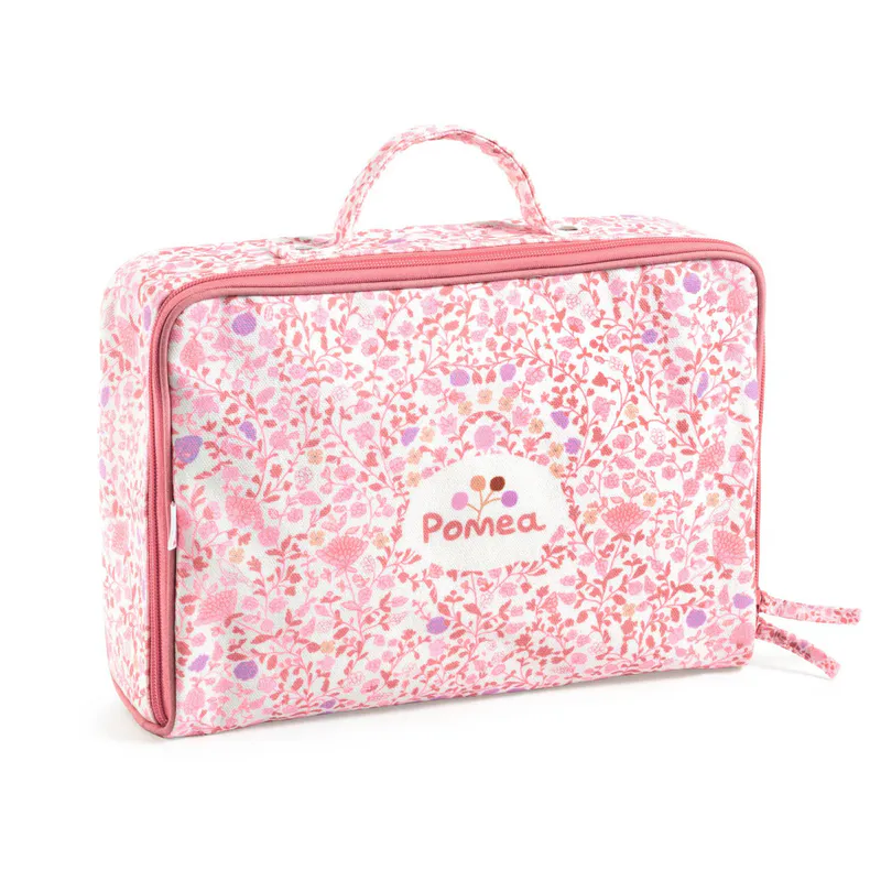 Pomea by Djeco Dukke og Koffert med Dukkeutstyr - Lily