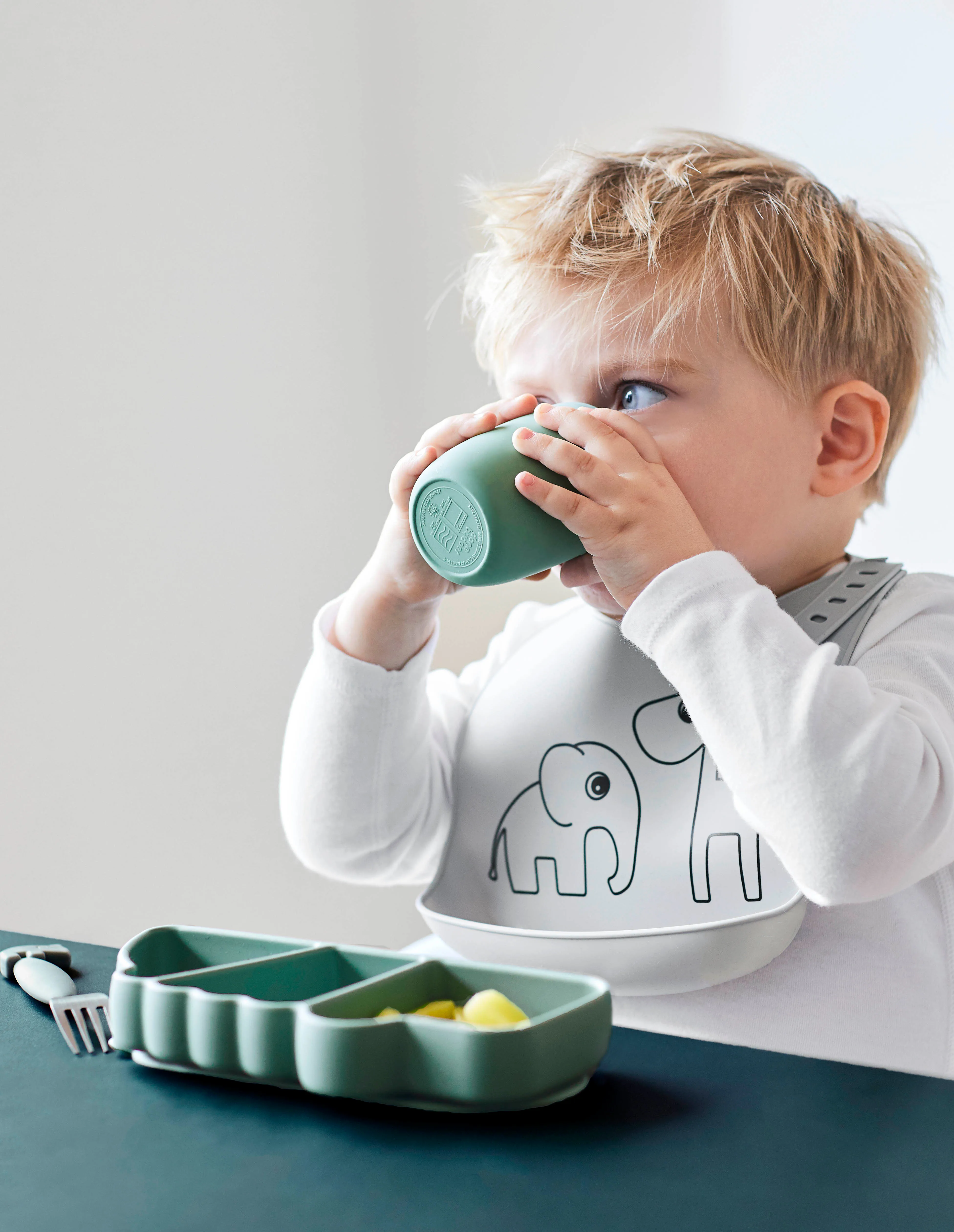 spise og drikke, silikonsett, matboks og drikkeflaske, første spisesett, porselen, tutkopp, sugerør, kniv og gaffel